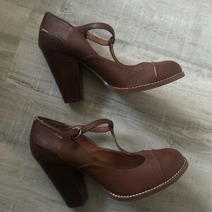Crown Vintage brown T strap Mary Jane s heels.